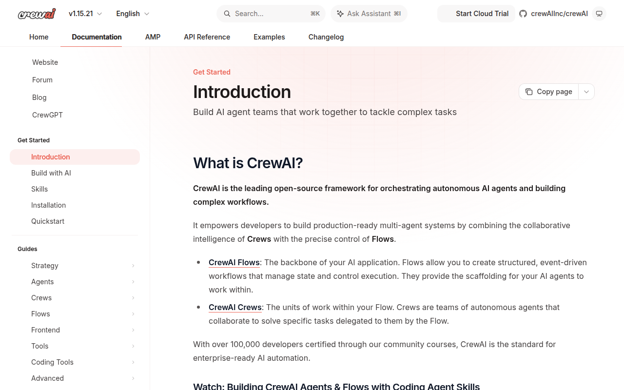 Pagina Introduction della documentazione ufficiale di CrewAI, versione 1.15.21, con il titolo What is CrewAI e la descrizione di Flows e Crews